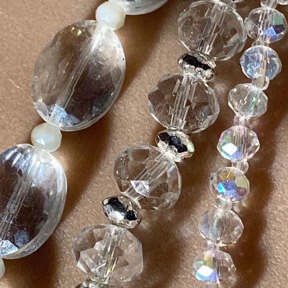 LIZ CLAIBORNE - necklace: triple-tier, multi-sized clear iridescent beads, adj. - Picture 13 of 16